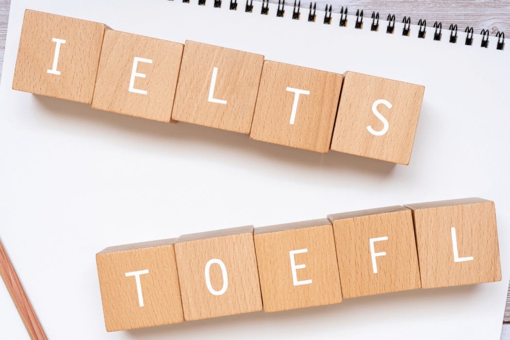 Perbedaan IELTS dan TOEFL: Panduan Memilih yang Tepat