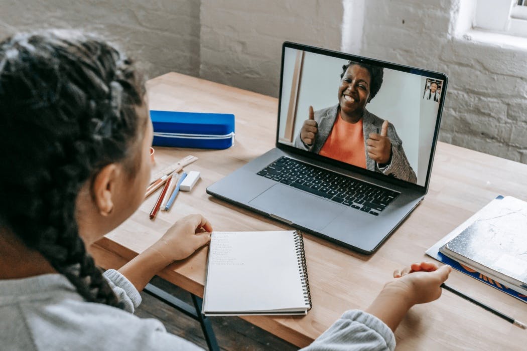 5 Kampus Bergengsi dengan Beasiswa untuk Kuliah Online atau Hibrida