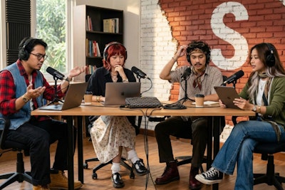 7 Podcast Anti-Boring yang Bikin English Skill Kamu Naik 10 Level